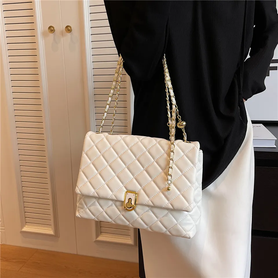 Quilted Large Chain Shoulder Bags For Women 2023 Luxury Designer Crossbody Bags PU Leather Ladies Handbags Black White