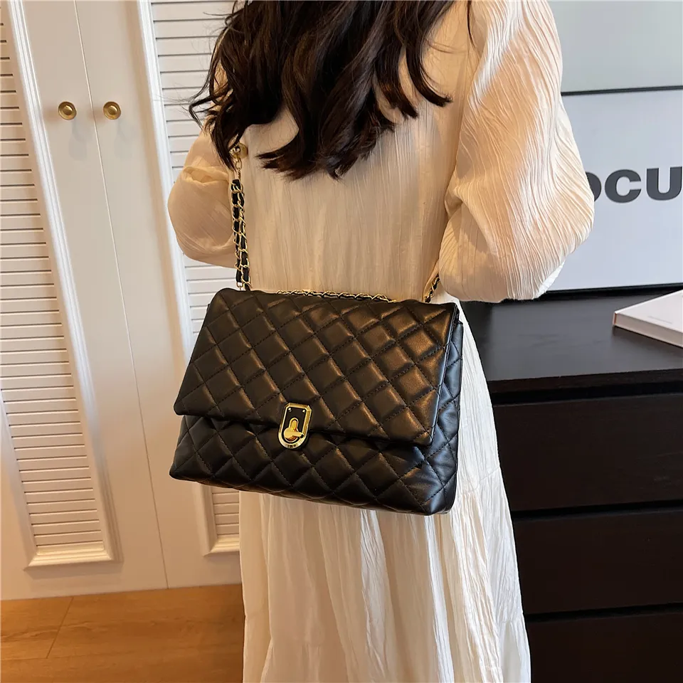 Quilted Large Chain Shoulder Bags For Women 2023 Luxury Designer Crossbody Bags PU Leather Ladies Handbags Black White