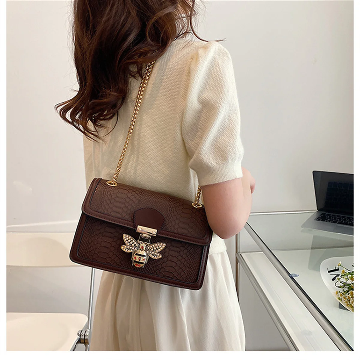 Luxury Women's Bag 2023 Bee Decorate PU Leather Fashion Elegant Designer Metal Chain Shoulder Crossbody Office Purses Messenger
