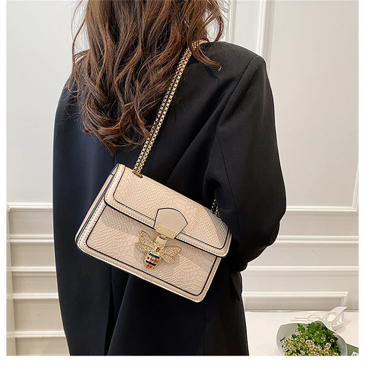 Luxury Women's Bag 2023 Bee Decorate PU Leather Fashion Elegant Designer Metal Chain Shoulder Crossbody Office Purses Messenger