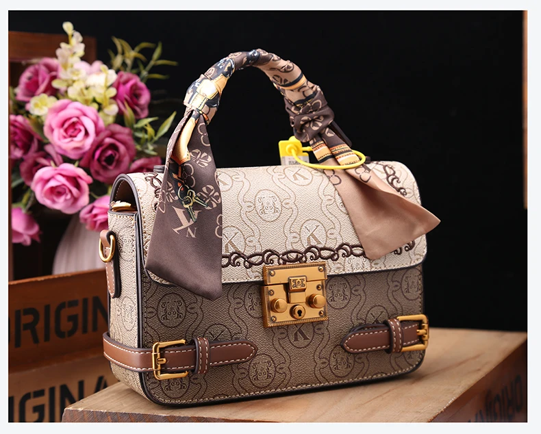 Women's handbag 2023 winter new senior designer leather fashionable retro foreign style one shoulder crossbody small square bag