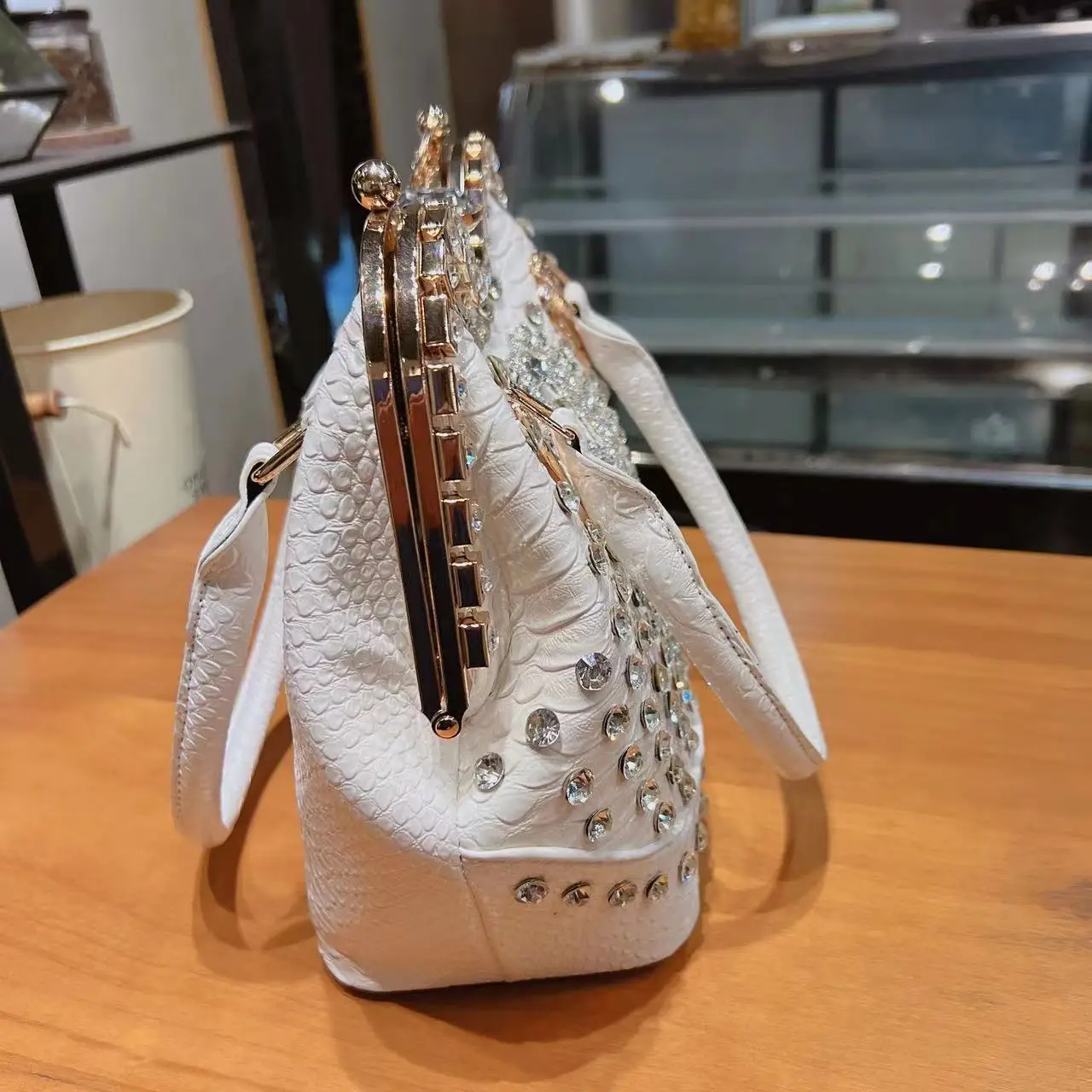 Spring and summer new high-grade fashion diamond bucket bag women's banquet dress versatile one-shoulder messenger handbag