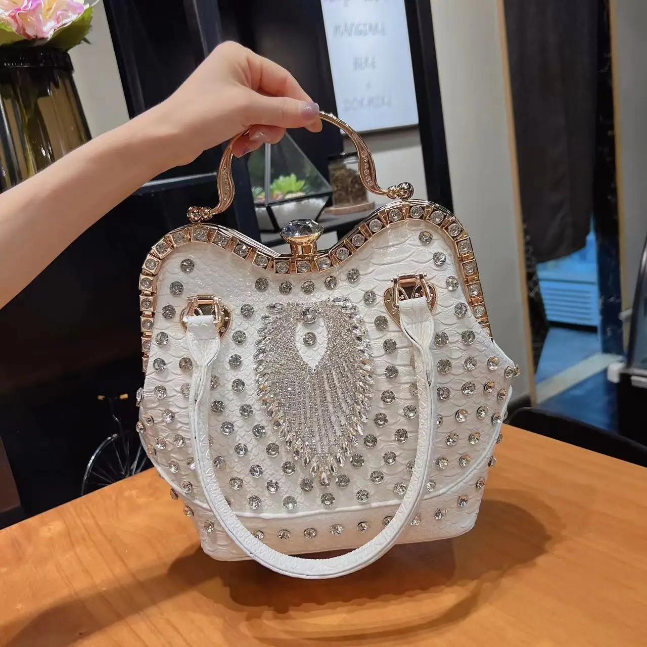 Spring and summer new high-grade fashion diamond bucket bag women's banquet dress versatile one-shoulder messenger handbag