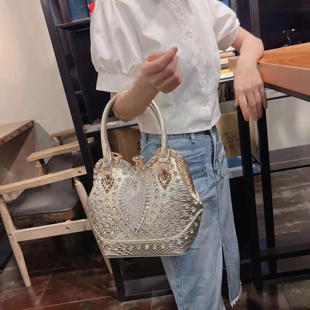 Spring and summer new high-grade fashion diamond bucket bag women's banquet dress versatile one-shoulder messenger handbag