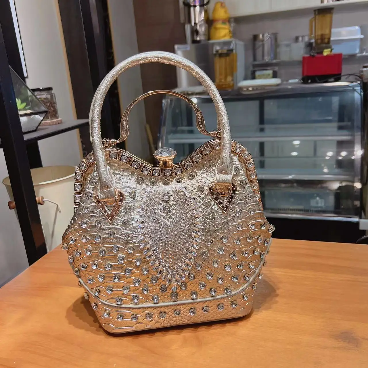 Spring and summer new high-grade fashion diamond bucket bag women's banquet dress versatile one-shoulder messenger handbag